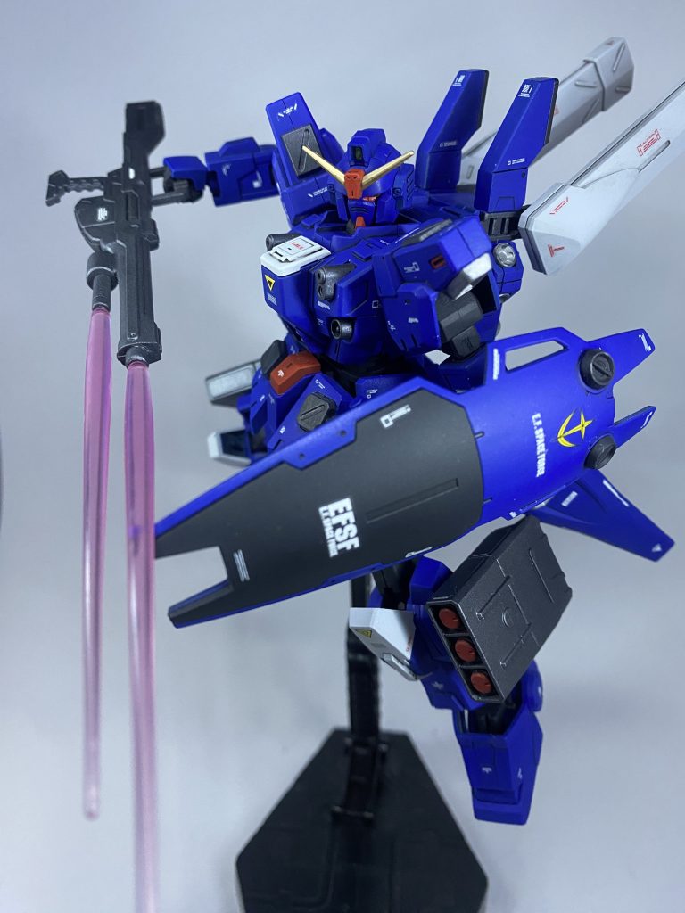 ツインビームスピアモード後のΖガンダムに装備されているビームライフルと同様の機構の物。銃剣として使用の他、持ち手を変えることによりスピアとしても使用できる。