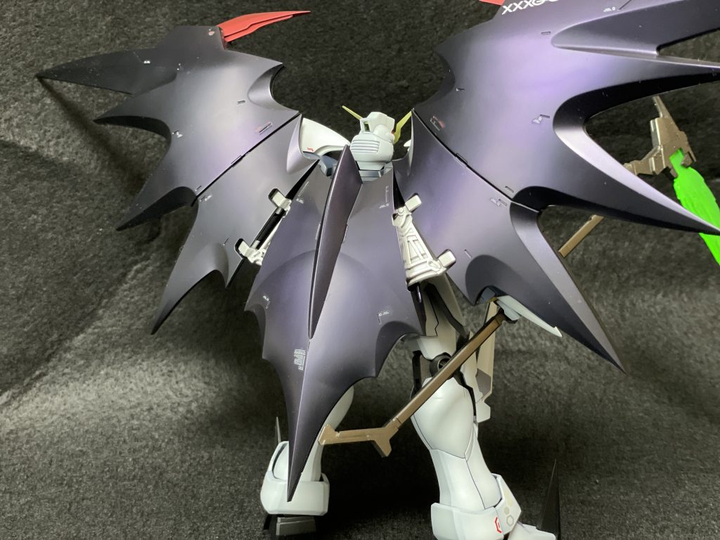 後ろ姿です。黒い部分はアメジストパープルを薄く重ねることで光があたったところだけほんのり紫になります。