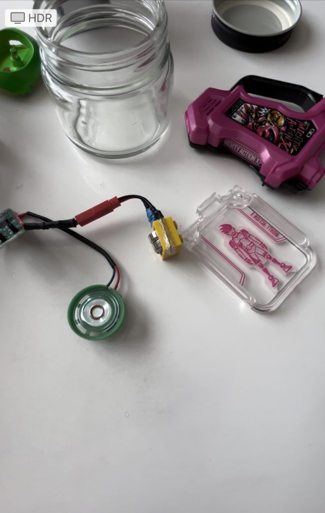 食玩のガシャットの中身を取り出して、キットの中に