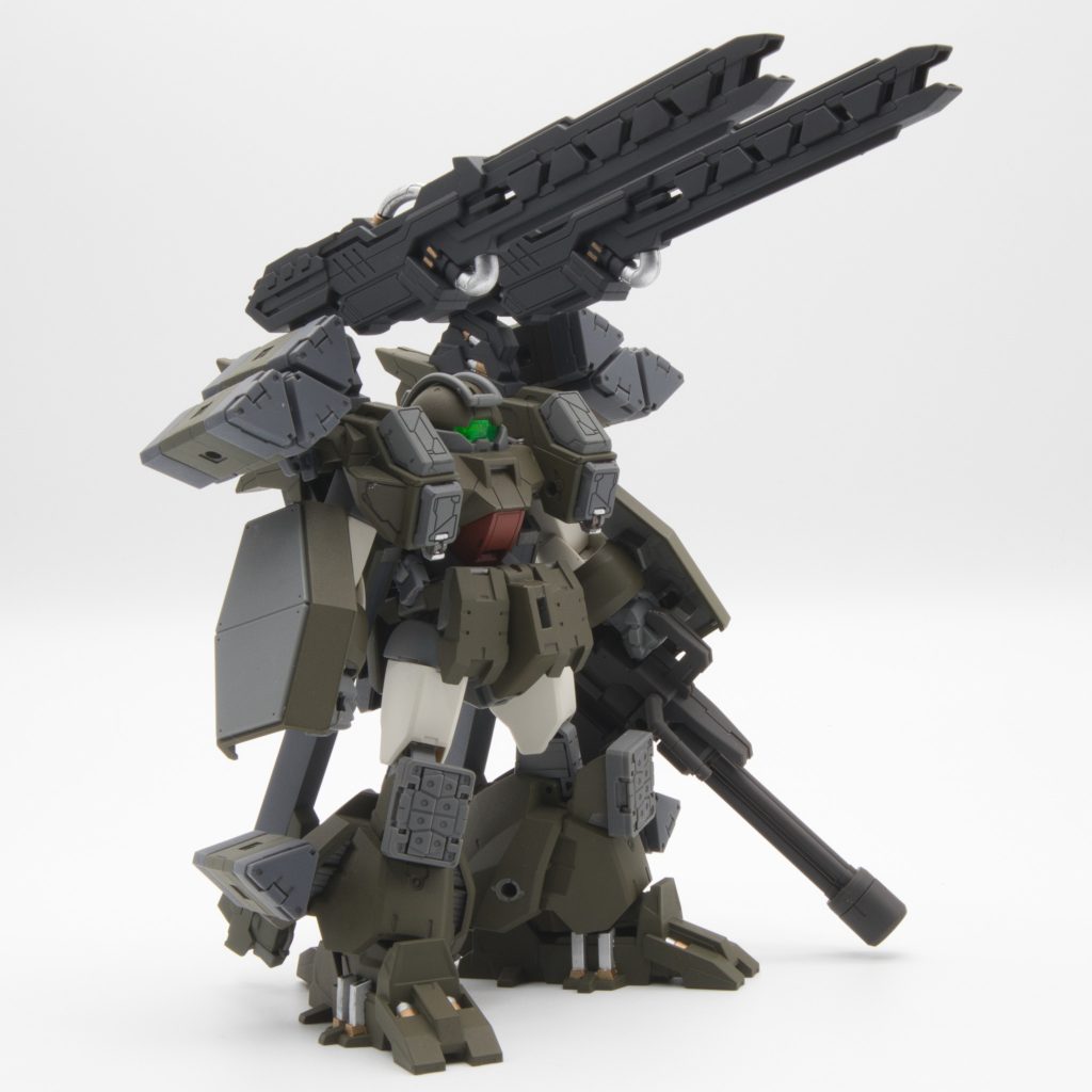サージェントヴェルデバスターガンダムDXセットからレールガンとミサイルポッドなどの肩周りのパーツ、それとスリッパを移植。肩周りのパーツは背中側で左右つながってるのですがデミの肩幅とちょうどピッタリで無加工で取り付け出来ました。肩や脚にはコトブキヤのマルチミサイル、膝にはこれもコトブキヤのミサイルセット。両腕にはデミトレーナーのシールド、手持ち武器はルブリスウルのビームガトリングガンで完全武装。