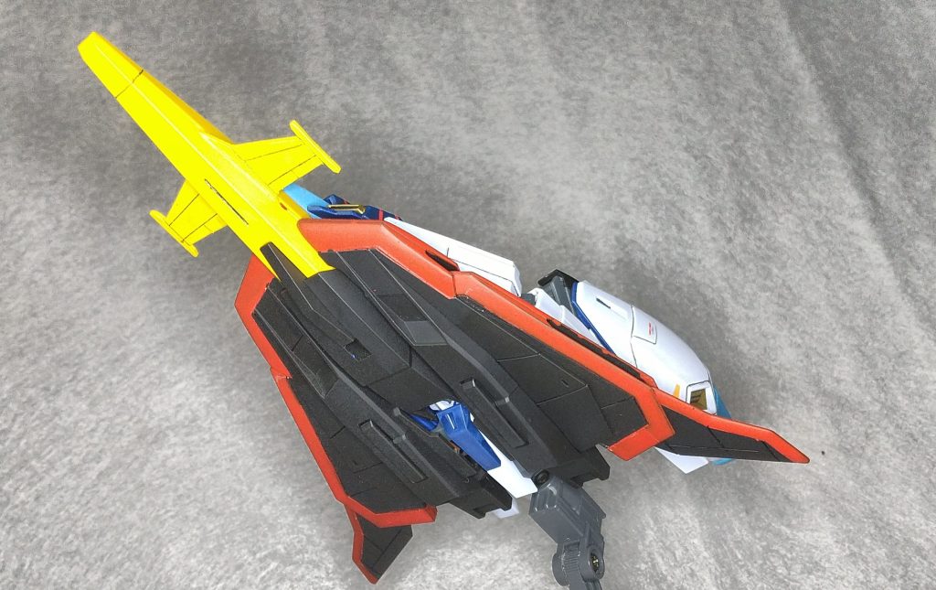 プラバンでシールドにウイングを追加。ウエーブライダーそのものはルーの流星になるようにしました。翼の赤もそのために流星の尾になります。制作途中でZプラスなどを見て思いつきました。