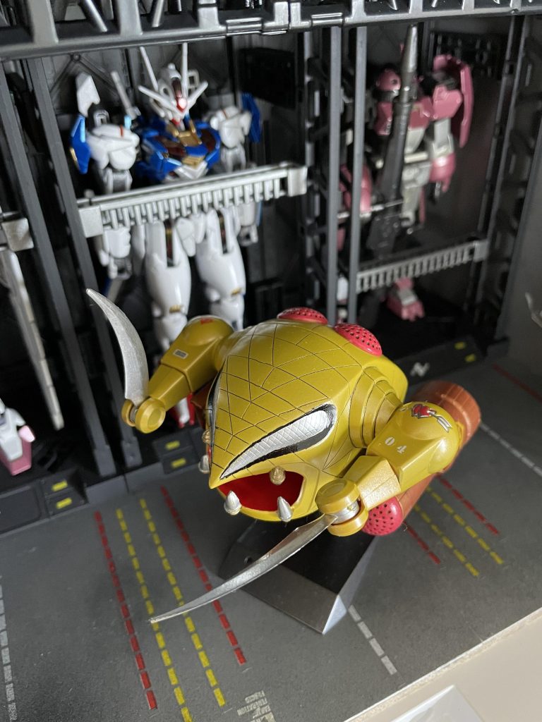 少し上からデカールとスジボリ追加、肩のマークも地味に塗りにくい… 