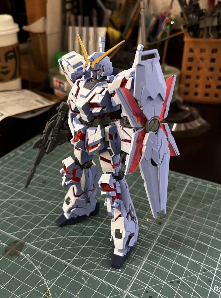 影になる部分をアクリルガッシュで筆塗り。ジェイディングというそうです。