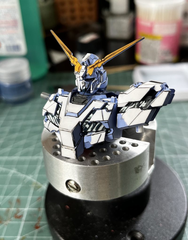 エッジと溝に水性ペンで線を入れます。凹の部分は、0.03mmの水性ペンで線を引きます。