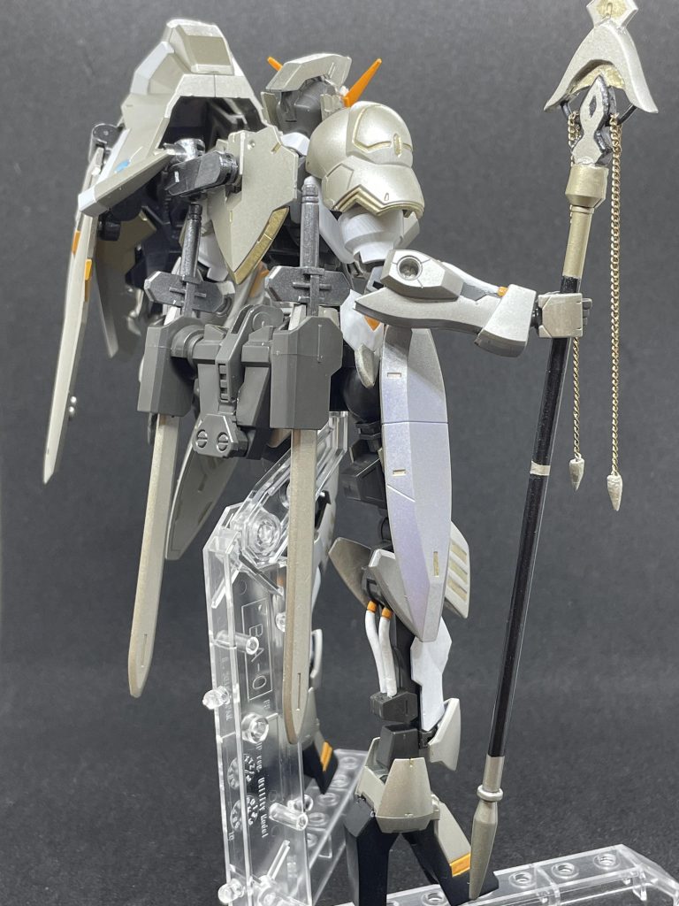 ナイトブレード 背面に二振りマウントされている騎士剣。希少金属が用いられており、高い硬度を有している。