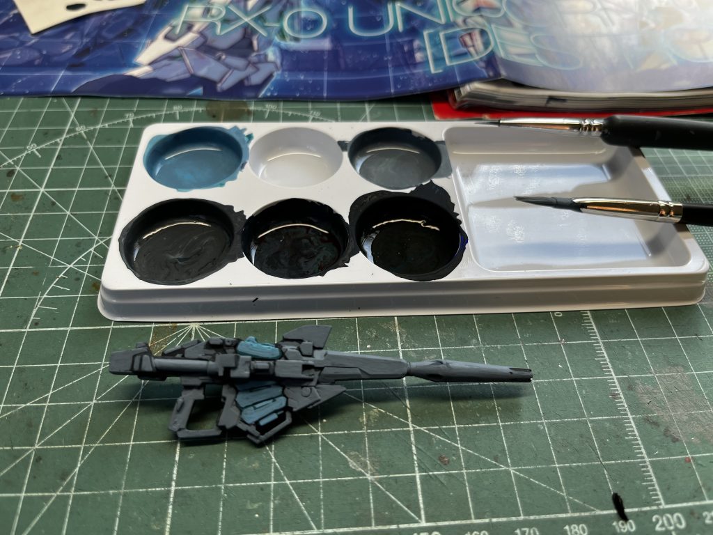 ライフルは合わせ目消し後にサフを吹いて、アクリルガッシュで全て筆塗り。