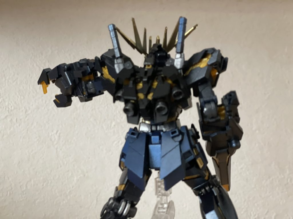 光の加減で青っぽく見える様にしたかったのに色むらになってしまいました。器用さのない私には塗装は難しいですね。