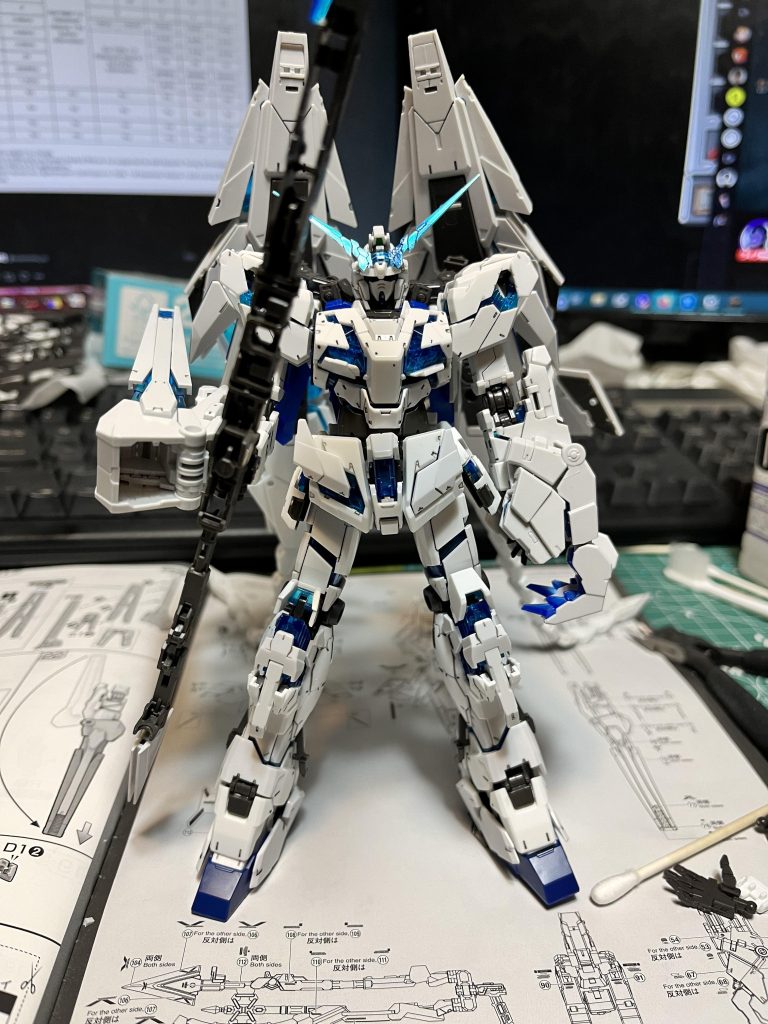 この時点ではV字アンテナをガンダムマーカーのコスモメタブルーで塗っていました。この後塗膜の薄さで問題が発生したので、適当にラッカースプレー缶で塗装しました。