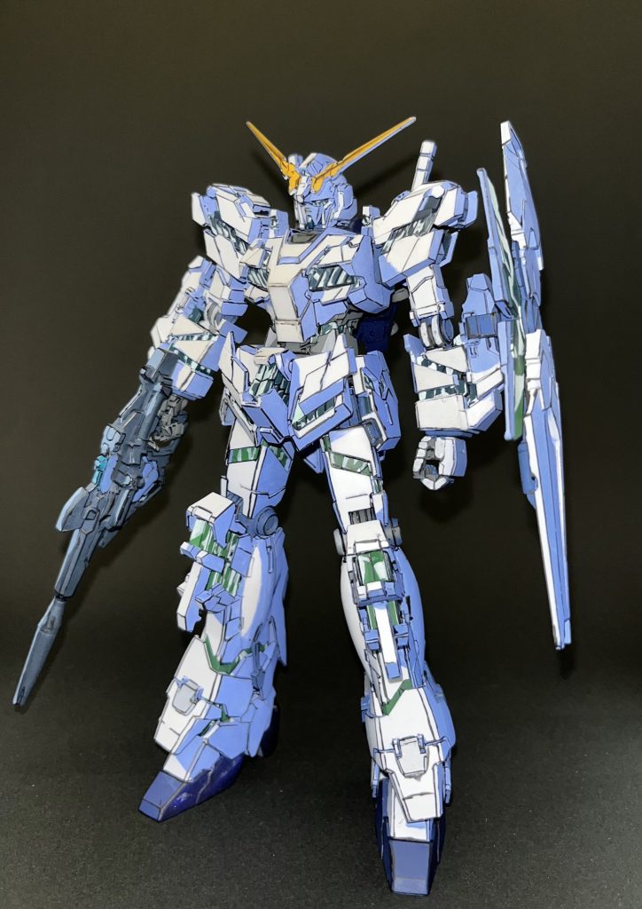 白い部分は形成色。元がデストロイモードだったので、サイコフレームはエアブラシ で下地塗装しています。合わせ目消しが必要だったライフルも合わせ目消し後に黒サフを吹いています。