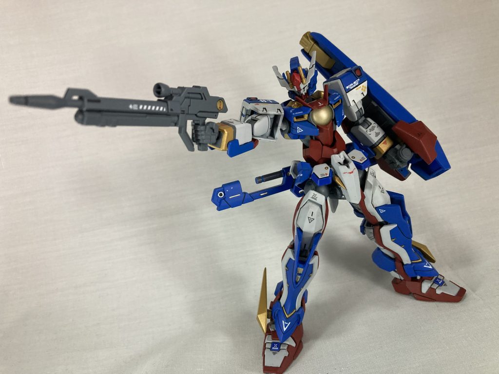 ビームライフル背中にマウントしてあるビームライフル、基本はショートブレードでの近接戦をするだろうから牽制用とか？