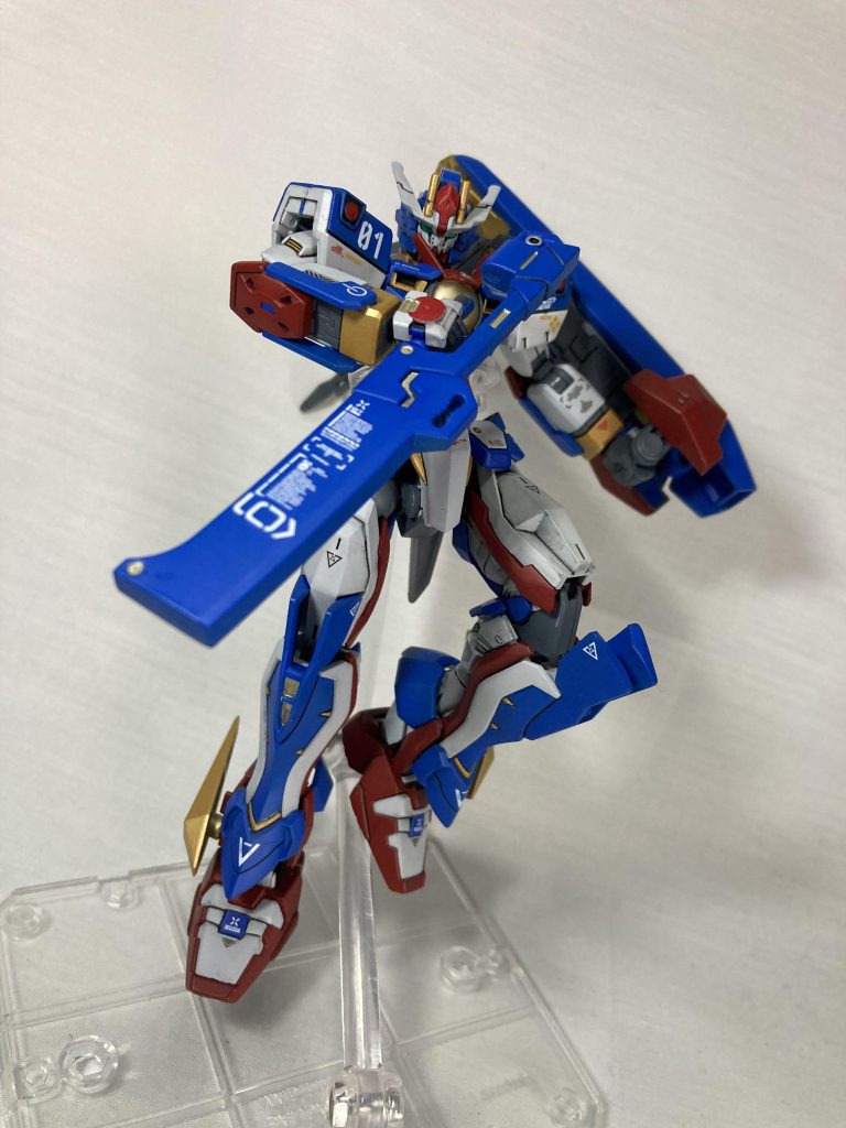 メイン武装のショートブレード(鈍器)鞘に収められたショートブレード…に見せかけて刀身はまるまるエネルギーをチャージするための器っていうイメージ