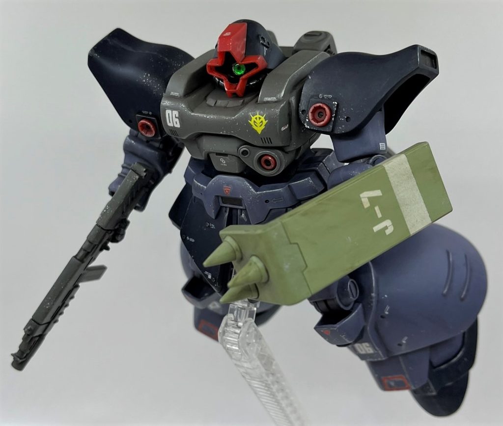 武装は同シリーズのザクⅡ改からMMP-80を拝借してきました。手首はビルダーズパーツに替えました。バズーカは逆にザクⅡ改くんにあげようかなと思います。スパイクシールドはHGUC旧ザクのものです。キットの握りこぶしに穴を空けて持たせています。