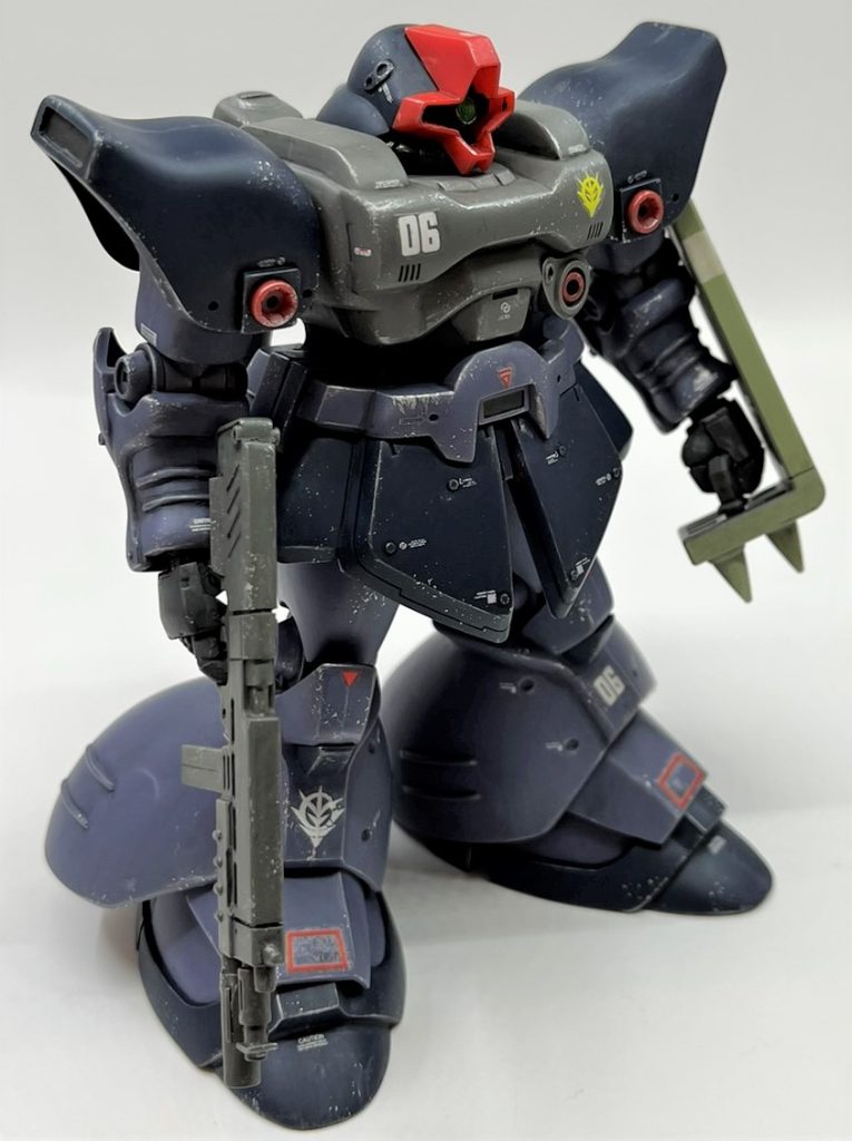 ほんのちょっと手を加えて、艶消しとウェザリングを施しただけでかなりサマになったと思います。「ドムキットにハズレなし」を地で行く素晴らしい完成度のキットですね。素組みでも現代で十分通用するスタイリング＆ディテールをそなえています。なんならHGUC版より好みだという方も多いのではないでしょうか。私も子供の頃このキットに慣れ親しんでいたので、リックドムⅡといえばこのキットのプロポーションがしっくり来る人間です。