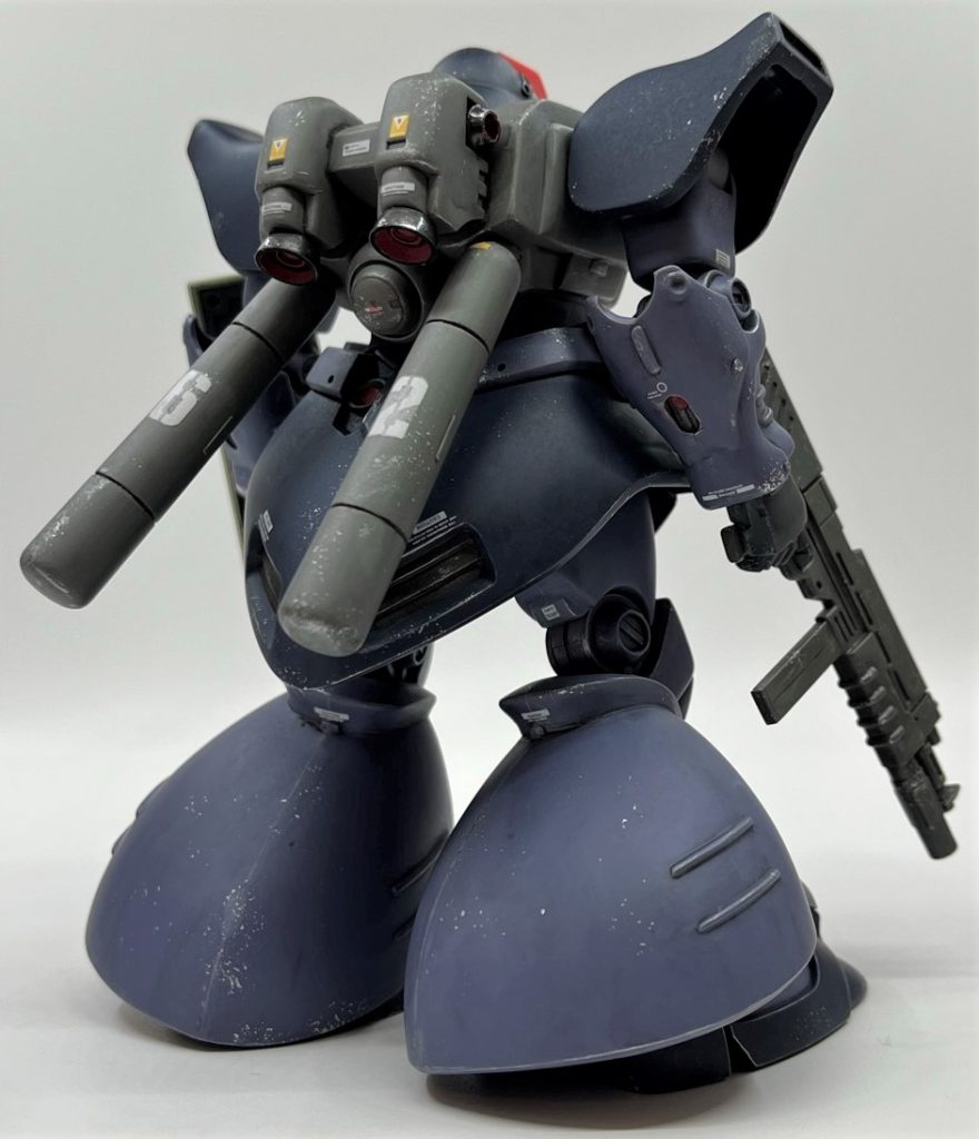 かなり年季の入った個体だった為か、合わせ目部は悉く白化してしまい、合わせ目消しても色味が微妙になってしまいました。全塗装も考えましたが、とりあえずつや消し塗れば目立たなくなるだろうと思っていましたが甘かったです...。ここから塗り直すのは面倒くさ過ぎなので、汚しでなんとか誤魔化せるだけ誤魔化しました。もっと早く全塗装で決断しておけばよかったと後悔です。未塗装部にデカールを貼ったのでシルバリングも抑えきれませんでした。面倒くさがってちゃんと下地処理しなかったツケですね。