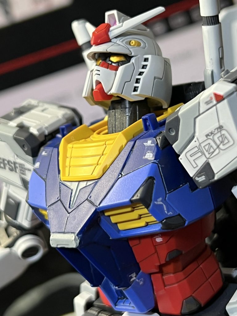 このキットで一番驚いたのは、ツインアイがシールでの色分けではなく、パーツ分割して色分けされていた点。バンダイの技術力に震えました。まあ、後々作る『水星の魔女』シリーズの最新キットに、再び震えることになるんですが。