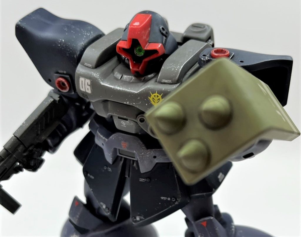 関節は未改造なので、可動範囲は時代なりですし、スカート内のバーニアは一応別パーツですが詰めの甘さが垣間見えたりもしますが、価格と仕様の取っつきやすさを考えれば今でも十分現役レベルのキットだと思います。箱絵は個人的にはガンプラ史上1、2を争う格好良さだと思うので、積んでるだけでも幸福度が高いですしね(笑)惜しむらくは適正価格で手に入るチャンスが滅多に無いという事ですね。