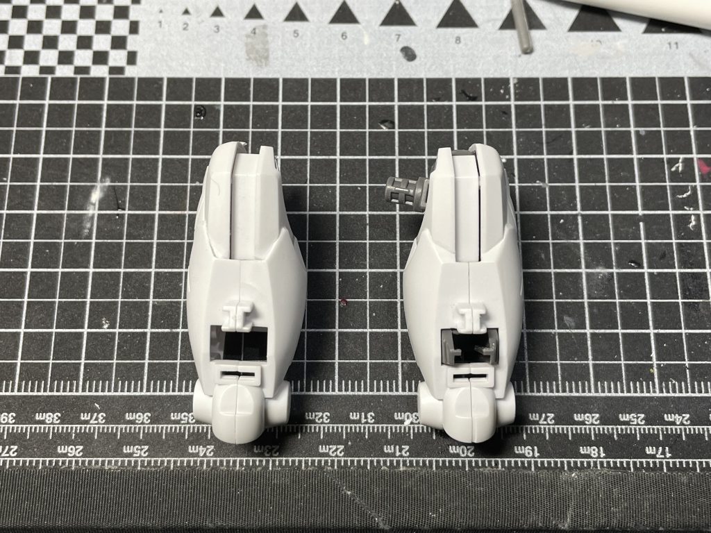 太腿前面部は彫り込んでディティールを再現。