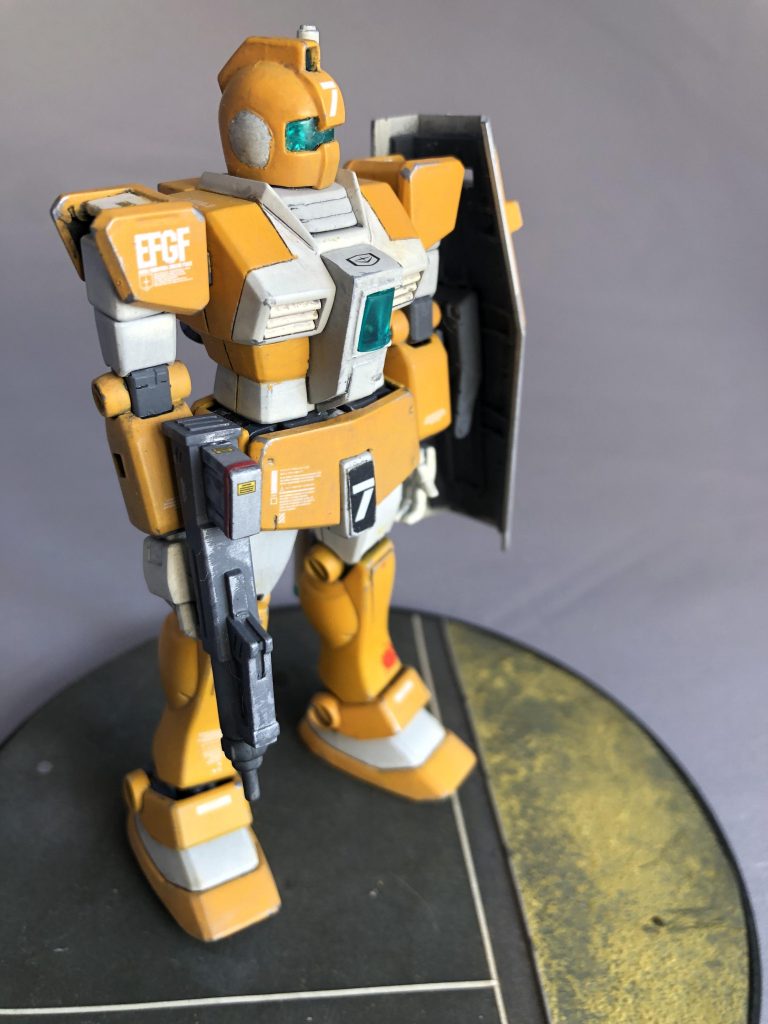 次に面倒なのが頭部形状です。ゴーグル部分が凸型でなく凹型になっています。コレのせいでゴーグルの後ハメが効かなくなるのでマスキングしてから、エポパテを盛り付け、削り出して成形しました。頭部バルカンもオミットされているので埋めてあります。