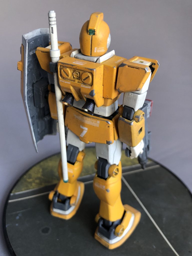 頭部トサカ後部のカメラも前述のクリアランナーから削り出してはめ込んでいます。バックパックのバーニアは市販品に交換してあります。肩アーマーは我が家のジムの標準仕様であるFGガンダムのモノを加工しています。