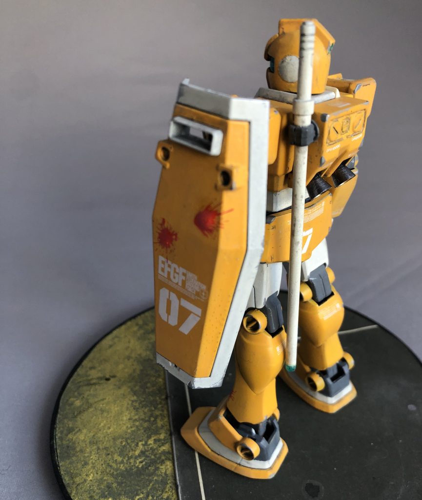 シールドは連邦星マークを埋めてフラットに。教練用の機体なのでシールドには「ペイント弾」の着弾痕が付いています。