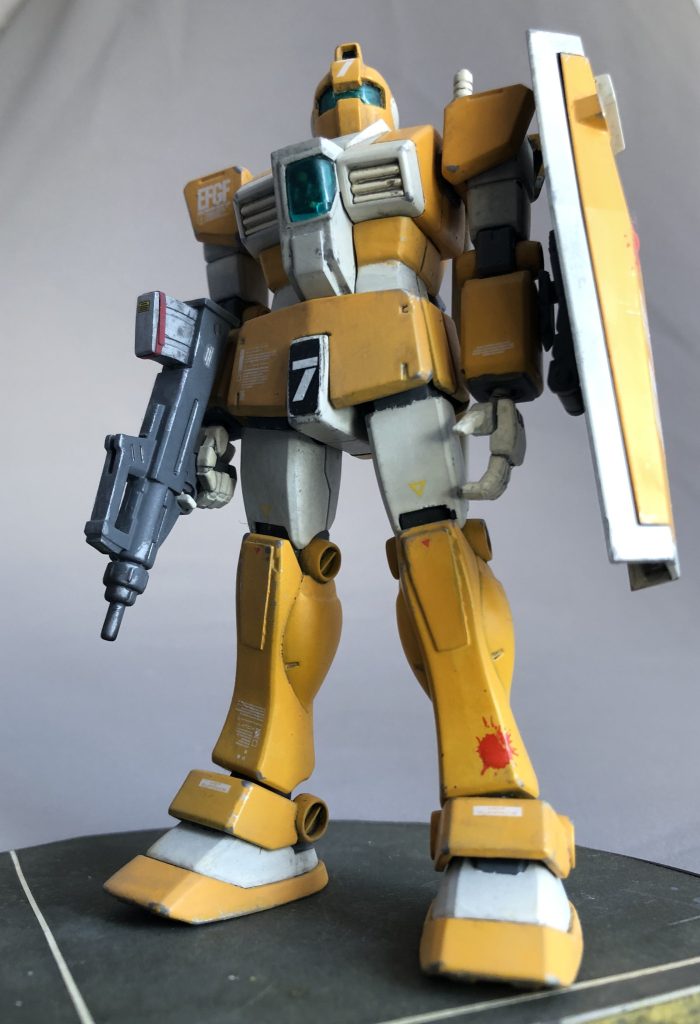 まず特徴的なのがキャノピーで覆われた教官席付きコクピットブロックです。キットのコクピットブロックをえぐり取り、プラ板箱組のコクピットブロックを新造しました。教官席のキャノピーはHGUCジム最大のおまけパーツである(?)ゴーグルパーツ周辺のクリアランナーより削り出しています。こけたら一番ダメージありそうな所に据えられたガラス張りの教官席に座らされる教官殿....。