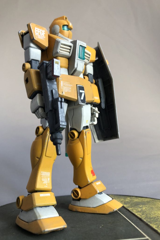 股間ブロックも設定に合わせ修正しています。教習用の機体だからか各部に大きくナンバリングがされています。黒字に「7」と書くと「バイファム」っぽいですよね?