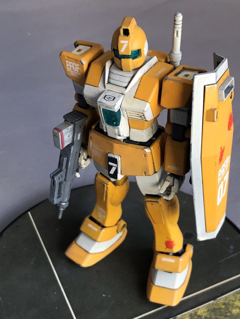 教練用の機体ですから実弾を撃ち合うわけにはいきません。設定変更したスプレーガンによる弱ビームと言う可能性もありますが、ガラス張りの教官席の教官殿への視覚的ダメージが心配です。やはり、「ペイント弾」での演習が妥当でしょうから、ブルバップマシンガンを装備しています。ペイント弾が入ったマガジンには間違って戦場で使わないように赤いテープが巻いてあります。