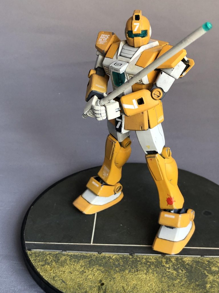 ビームジャベリンのように見えますが、実は刀身はカーボンファイバー製でしなやかにしなり、接触しても相手にダメージを与えにくいものです。有効打を与えた際は、先端のLEDランプが点灯します。この先端部分もクリアランナーの輪切りです。