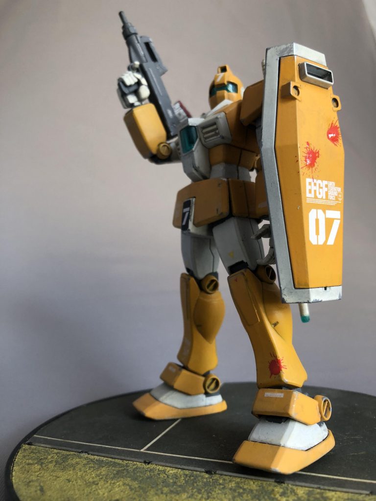 ペイント弾の着弾表現はF2ザク用デカールについていたペイント弾デカールを貼っています。全体の仕上げでつや消しクリアを吹いた後、ペイント弾部分のみ、UVレジンを塗って「着弾したて」の感じを表現しました。