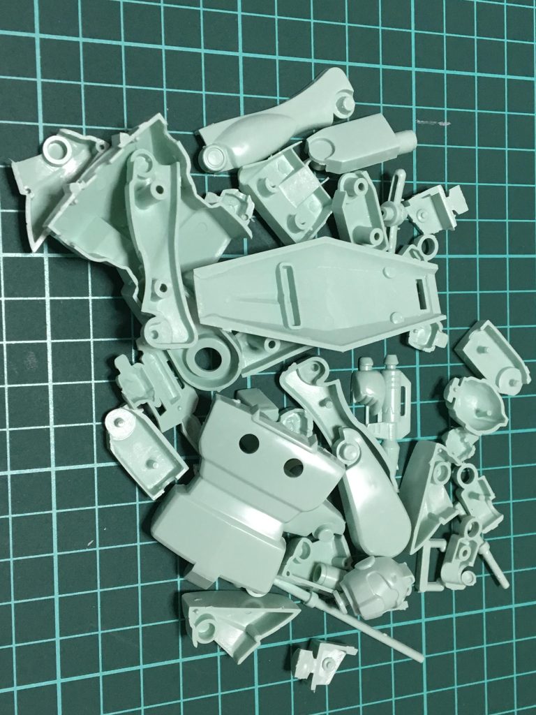 ランナーは2枚です。始めにパーツを全て切り離しゲート処理を行います。スミ入れ工程