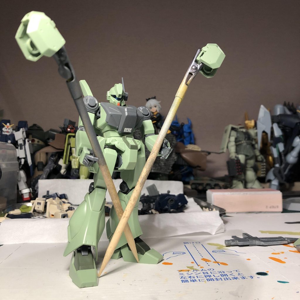 作業中の一コマ。肩ブロックの接続部は後ハメ出来るよう加工しておきました。