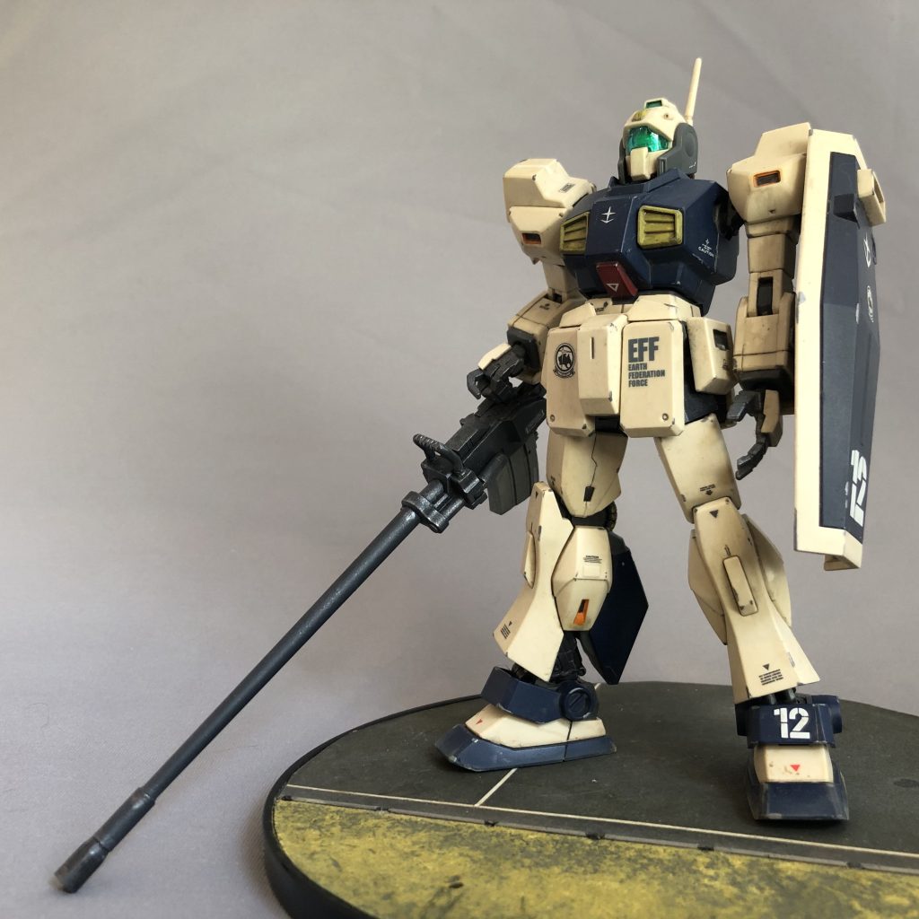 「ガンダムUC」に登場したネモ・トリントン基地守備隊仕様です。初回ロットのものなので10年ぐらいパチ組熟成させていたものですｗ今では考えられませんが、ネモはコレを含めてヴァリエ機が3種も一般発売されているんですよね。プロポーション・可動域・成形色ともに良好なので本体はサクッと成形色を生かした部分塗装で仕上げました。