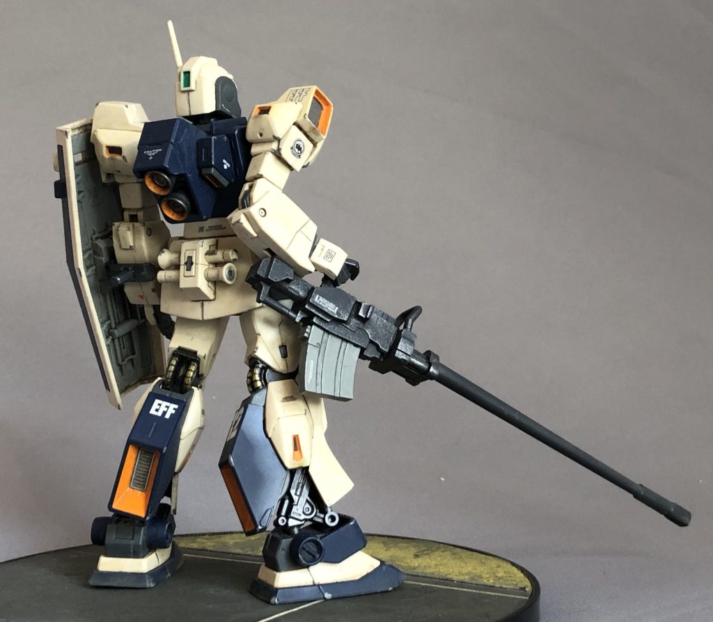 折角のトリントン基地仕様ですから、劇中で印象的だった170ｍｍキャノンを装備させたい！とはいえ武器のスクラッチはメンドクサイ！ので、ここは陸戦型ガンダムの180mmキャノンを切ったり貼ったり伸ばしたりして「それっぽく」構えられるように弄ってみました。RE/100のガンキャノンディテクターに付属した170mmキャノンと比べると全然再現できておりませんから、あくまで「170mmキャノン風」です。(^ ^;)