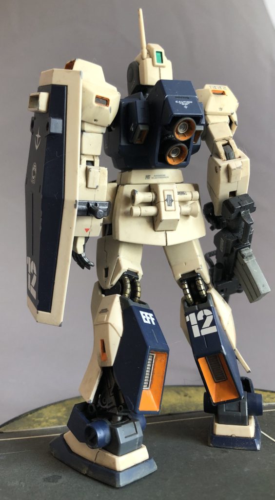 スラスターのオレンジが差し色として効いています。前腕の合わせ目消しが甘く、ウォッシングのエナメルが毛細管現象で合わせ目を浮きだたせておりますが後の祭りです。