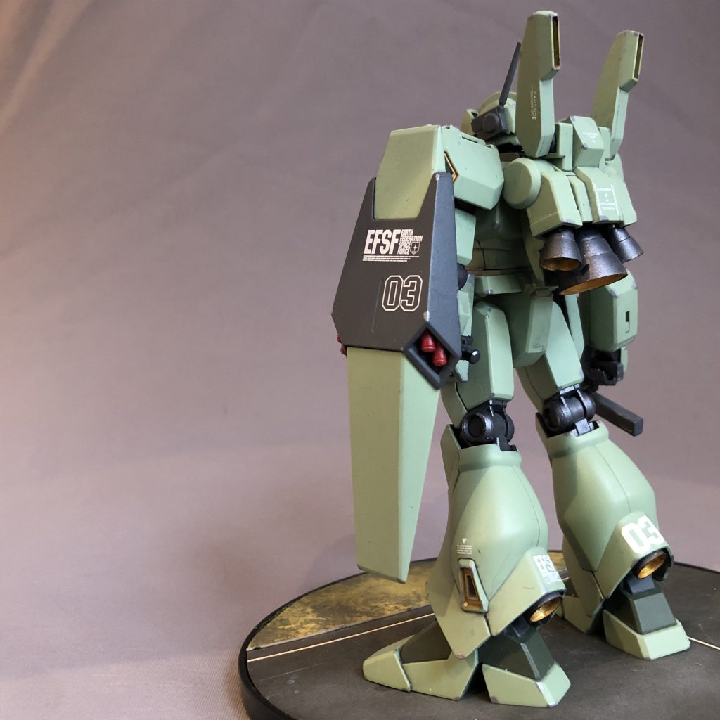 印象的なバックパックのバーニアを始め、スラスター類はガンダムマーカーEXのイエローゴールドで塗っておきました。