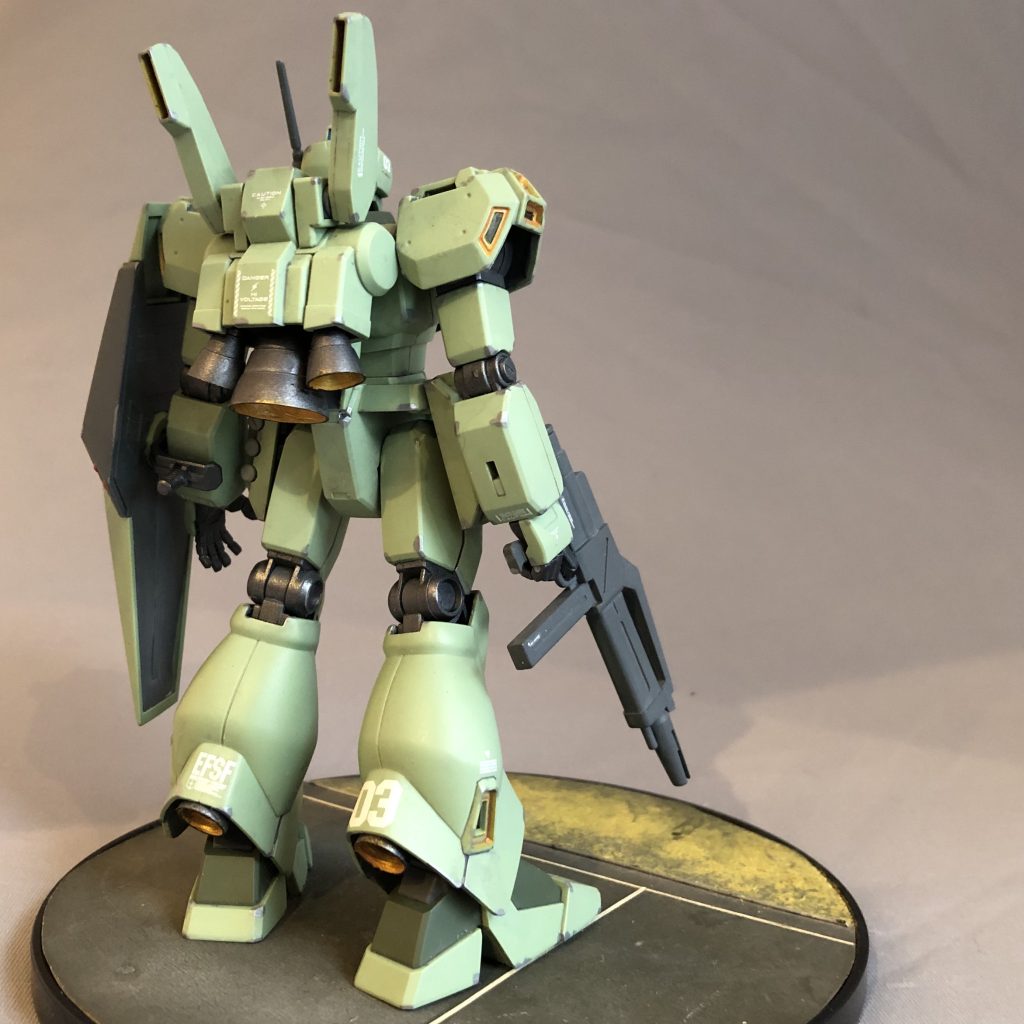 パチ組放置していたプレミアムバンダイ限定HGUCジェガンD型を仕上げました。D型はエコーズ仕様が先行して一般発売されており、「UC世界」での一般機である「素D型」は限定発売となったのですが、ホントは「一般機」であるこの仕様が一般発売の方が良かったのにと思い...(rya)失礼、噛みました。ともあれ、プロポーション良好で、成形色も素晴らしいので、サクッと部分塗装で仕上げまみた。