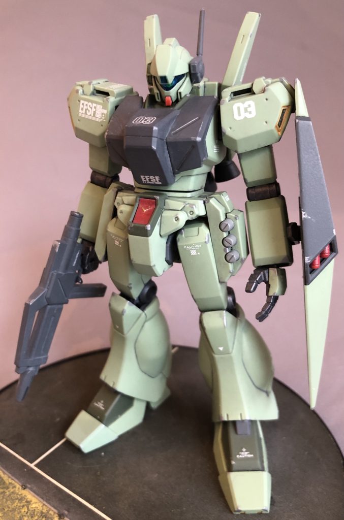 連邦機伝統の腰のVマークは赤地に隠蔽力の弱いイエローの塗り分けとかメンドーです。もう廃止してくれませんかね?Vマーク。と、愚痴りながらも、こちらもガンダムマーカーEXのイエローゴールドを爪楊枝筆でちょんちょんと塗っておきました!大腿部前面の装甲を強化することによりフロントスカートを省略した、的な設定があったと思いますが、守るべきは股関節なんじゃ...(rya)失礼、噛みまみた。