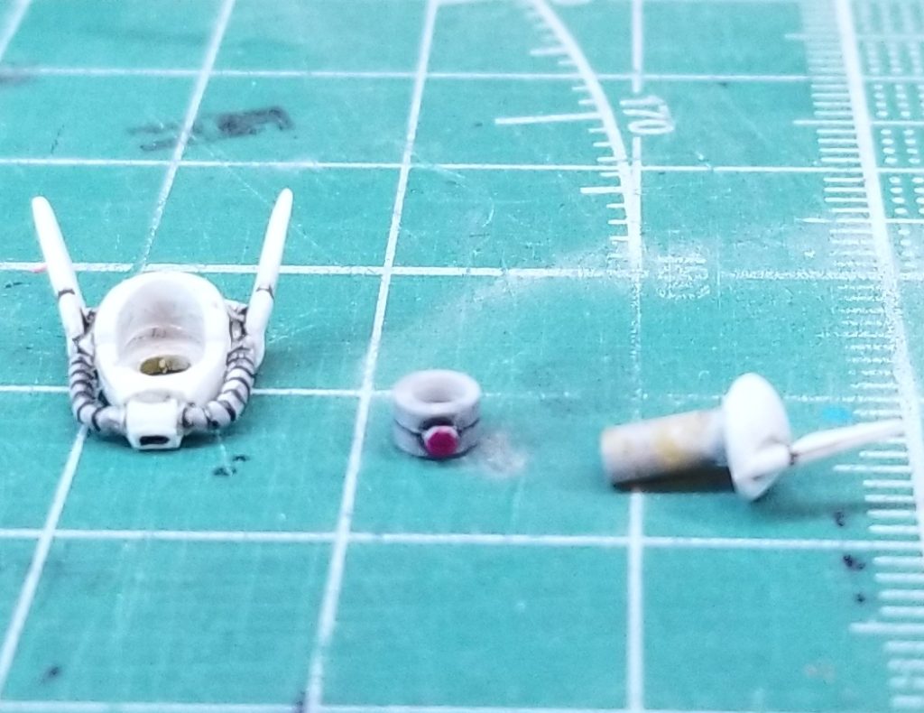 下の部分を削りプラ棒でモノアイを作ってます。モノアイはもちろん下地を銀にクリアピンク塗ってます。