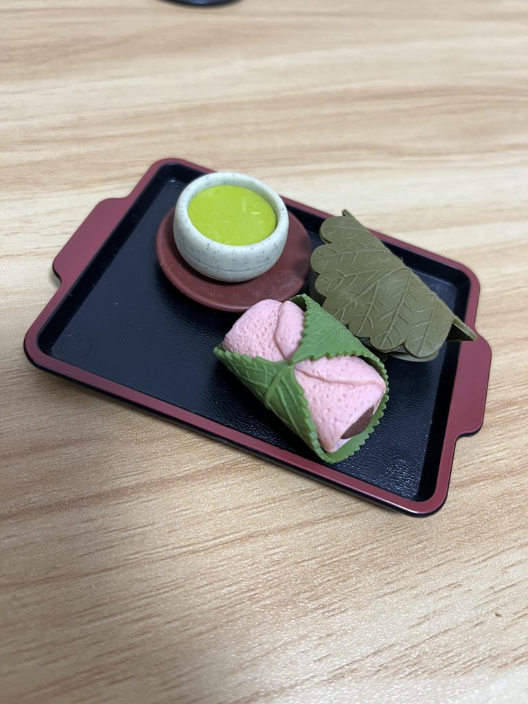 これは製作品ではありません。ミニチュア消しゴムです。作品のお供に添えました。