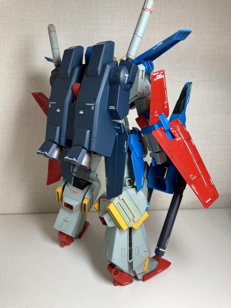 MG ver.ka用の水転写デカールを貼ると、さすが情報量が増しますね。
