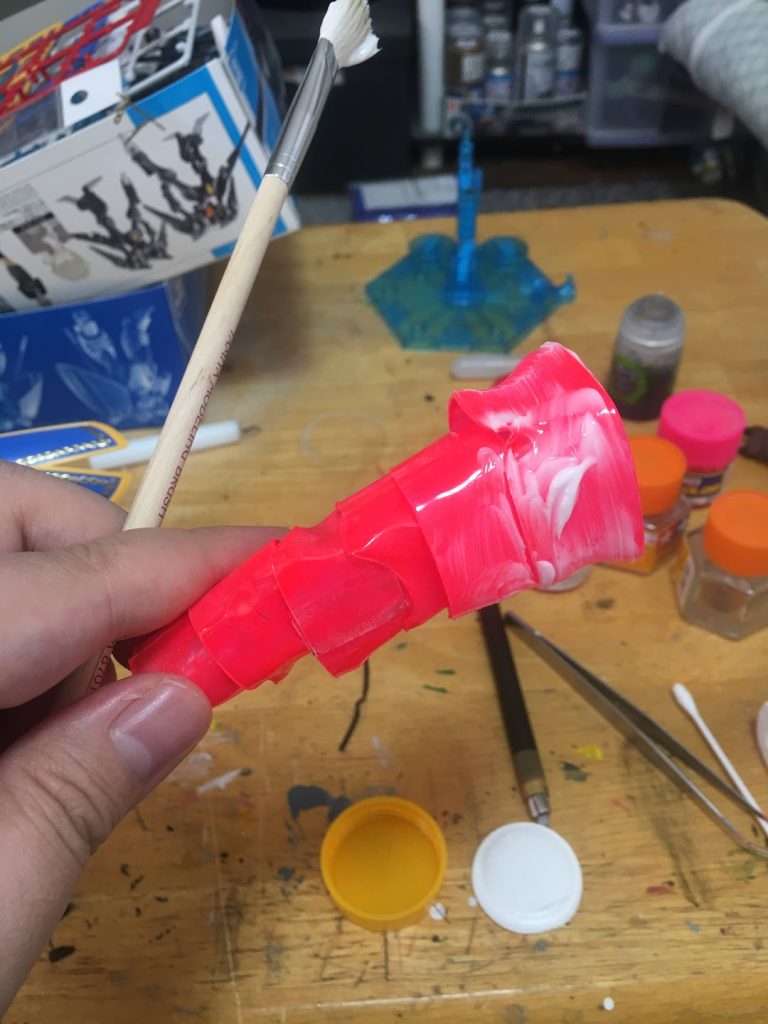 それらを順に接着し、蛍光ピンクで塗装。