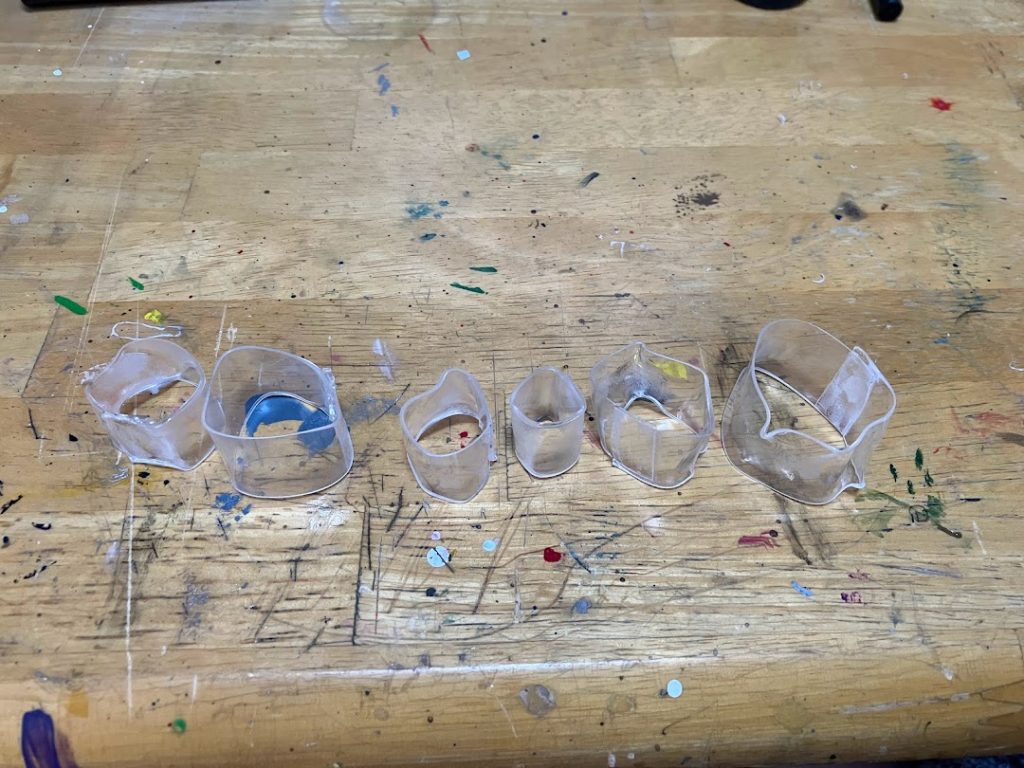 せっかくなのでエフェクトの製作工程を。こうした方が良いみたいなアドバイスがあれば是非教えてください!まずは円形の透明プラを大~小でいくつか用意しました。