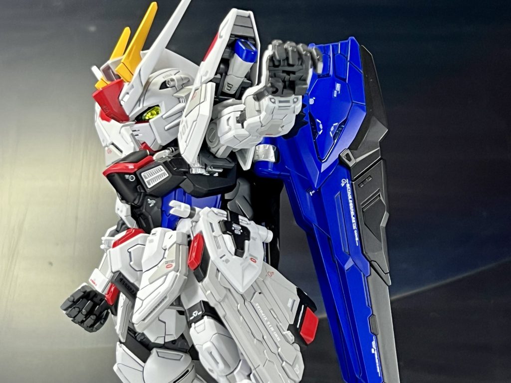 全塗装するなら、自分の考えた設定を加えてみたいなと思い、ストライクフリーダムのフレームにPS装甲材が採用されているのを参考に、実はフリーダムにも、一部ではあるがフレームにPS装甲材が試験的に採用されており、特に可働率が高く、負荷が大きく掛かるであろう肩、腰、股関節および背部ウイングバインダーの可動部に採用されている。みたいな脳内設定を反映させてみました。 写真ではかなり分かりづらいですが😅