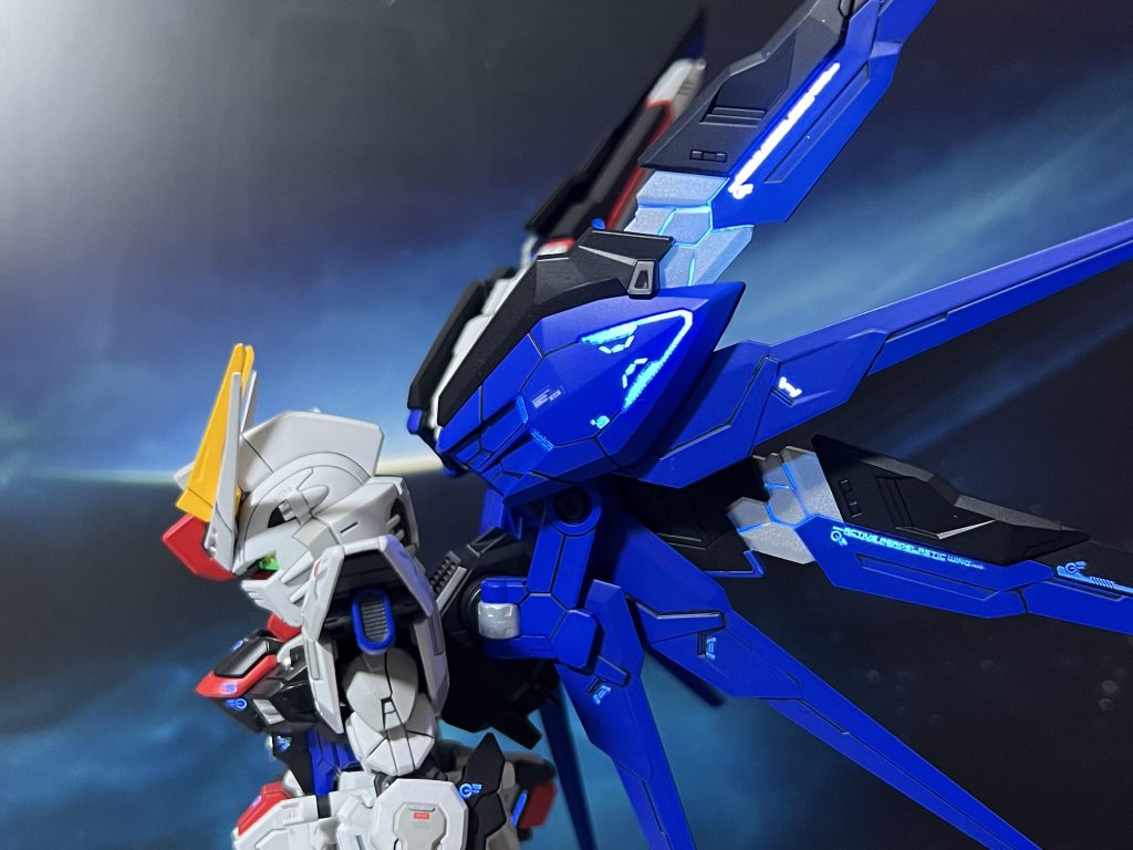 MGSD フリーダムのオリジナルギミックのウイングのスライド可動部はウイングバインダーが放熱板も兼ねているという事で、最大出力時にスライド展開し、放熱を最大化すると共に発光する。という風な感じに少し光るようにしてみました。後々考えると赤色とか橙色の方が良かったですかね?スライド部分が銀色なのは、熱伝導率を高める為とでも思って下さい。銀色にする事で熱伝導率が上がるかは知りませんが…。カッコいいから良いよね?