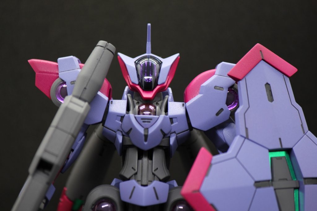 頭部中央のクリアパーツをクリアブラックで塗装したので劇中のような印象になりました内部のモールドがうっすら見えるのがポイント