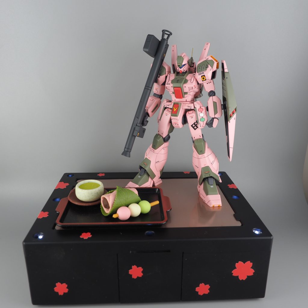 バズーカはスタークジェガンから。台座はアクションベースにプラ板、LED追加して塗装してます。ステンレスシートを弾いてジェガンの足裏のマグネットで転倒予防も入れてます。塗装は花びら塗装しています。
