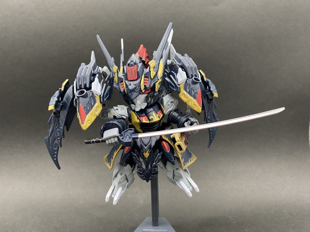 ビームアルケビュースは長い日本刀に変換。武者飛駆鳥の刀をそのまま使いました。接続部にボールデンのパーツを使いサイドスカートに取り付けられるようにしています。刀の名前は業物・風雷駆刀(わざもの ふぁらくとう)と言うとか言わないとか….。