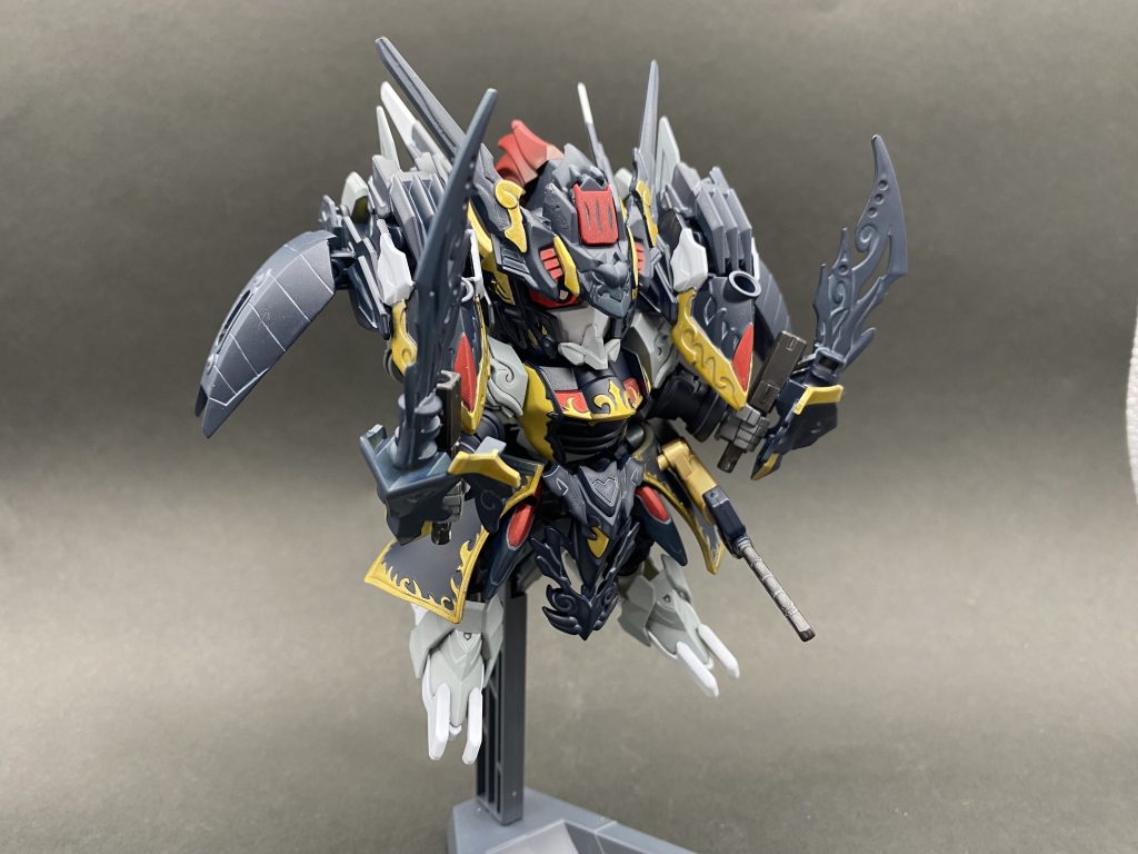 ビームカリヴァは双剣に見立てました。肩アーマのパーツを短刀として持てるようしています。悟空インパルスのパーツを使用しています。劇中のギミックの通り連結することも出来ます。