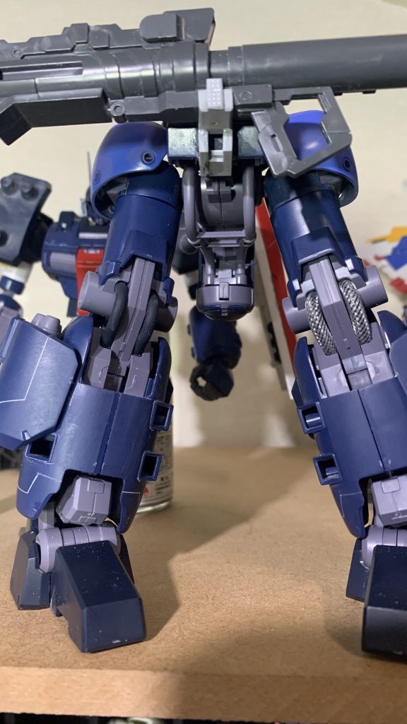 バズーカはMGユニコーンの物を流用しています。腰部装甲にマウントラッチを増設して懸架しています。膝裏のパイピングは百均の充電ケーブルを適当な長さにカットして置き換えました。