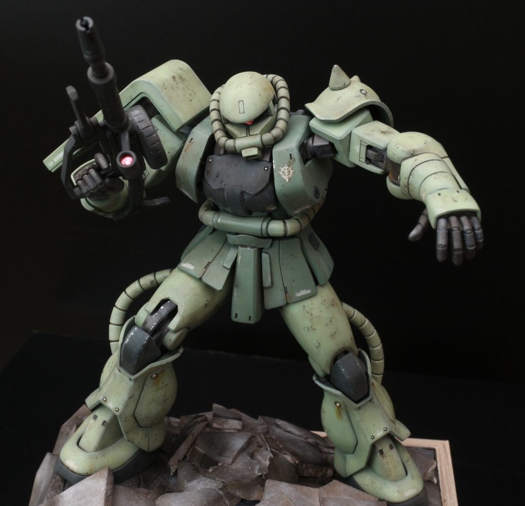 ヴィネットに乗せた状態．ヴィネットにはマグネットを仕込んでおり，同じくザクの足裏に仕込んだマグネットでくっつくようにしました．